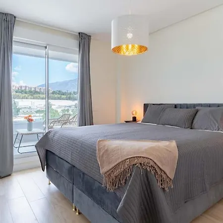 Modern 2-bed With Huge Terrace Lejlighed *
