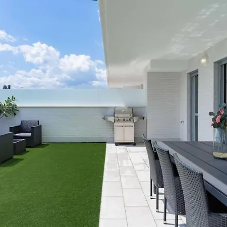 Lejlighed Modern 2-bed With Huge Terrace